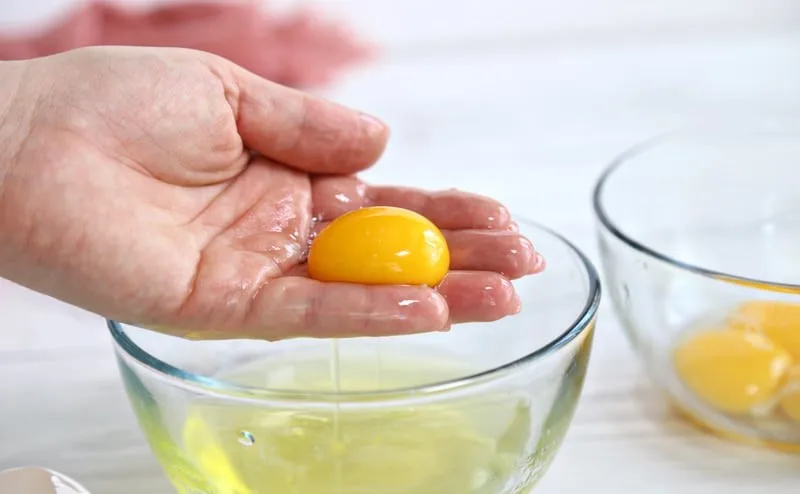The Cold Hand Method in How to Separate Egg Whites Without Breaking the Yolk